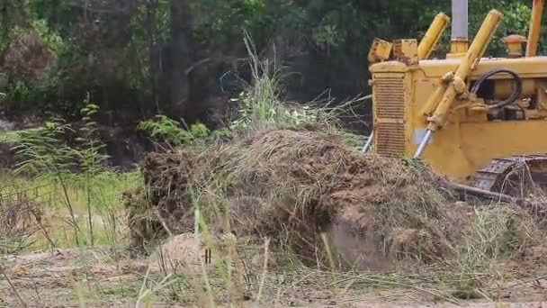 Oidentifierade arbetstagaren kontroll Bulldozer till grävmaskin grader ta bort marken — Stockvideo