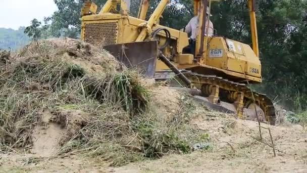 Pengontrol pekerja tak dikenal Bulldozer untuk mengekskavator grader menghapus tanah — Stok Video