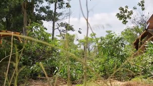 Unbekannte steuern Planierraupe auf Baggergreifer beim Entfernen des Bodens — Stockvideo