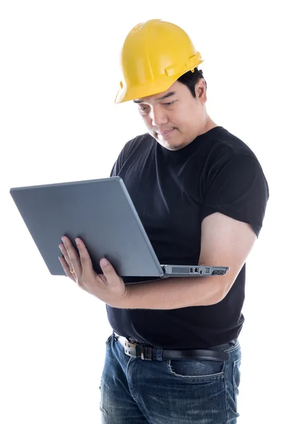 Comprobación del ingeniero en la producción en portátil — Foto de Stock