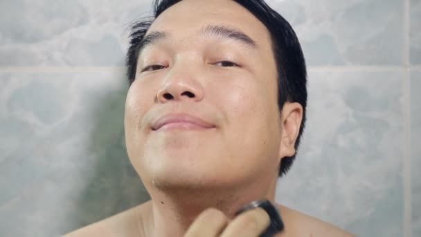 Heureux asiatique homme rasage barbe haute définition vidéo — Video