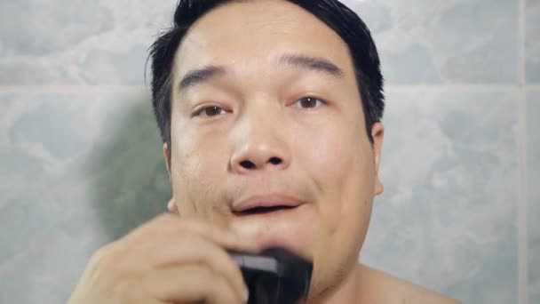 Heureux asiatique homme rasage barbe haute définition vidéo — Video