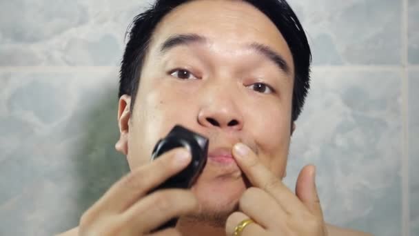 Glücklich asiatische Mann Rasieren Bart High Definition video — Stockvideo