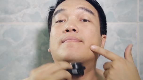 Glad asiatisk mand barbering skæg high definition video – Stock-video