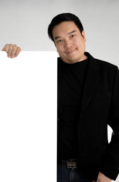 Asiatiska mannen i svart kostym rymmer en tom platta — Stockfoto