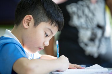 Genç Asyalı çocuk onun ödev
