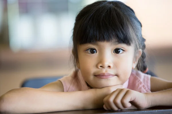 Portret van een meisje van Aziatische kind kijken camera — Stockfoto