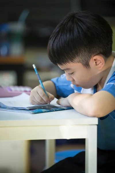 Asijské chlapce dělat domácí úkoly — Stock fotografie