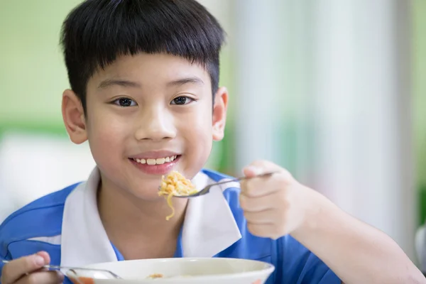 Młody chłopak chiński, siedząc w domu jedzenie posiłek — Zdjęcie stockowe