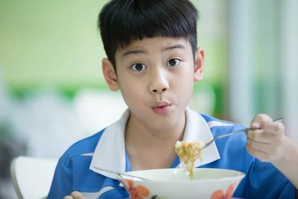 年轻的中国男孩，坐在家里吃顿饭 — 图库照片