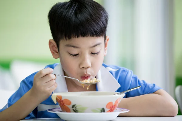 年轻的中国男孩，坐在家里吃顿饭 — 图库照片