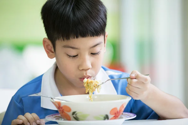 年轻的中国男孩，坐在家里吃顿饭 — 图库照片