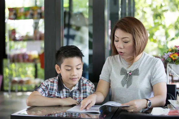 Madre che legge un libro con suo figlio — Foto Stock