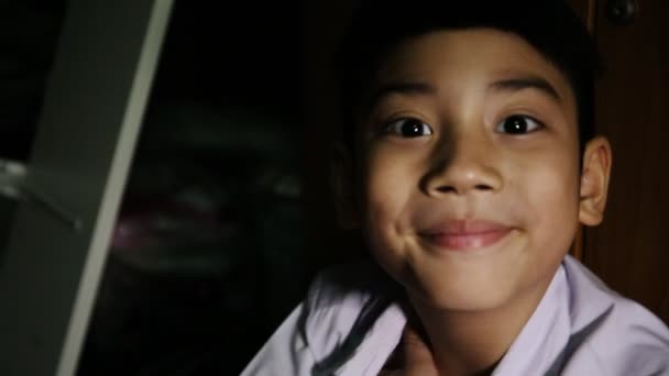 Ázsiai aranyos gyermek arckifejezéseket a fény és árnyék — Stock videók