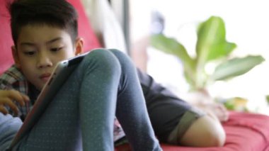 Asyalı kız ve erkek kardeş dijital tablet birlikte kullanma .