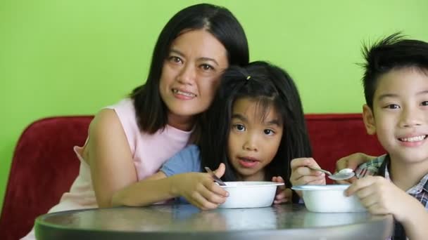 Ασιατικό παιδί τρώει μια κρέμα πάγου με τη μητέρα μου στο χρόνο χαλάρωσης . — Αρχείο Βίντεο