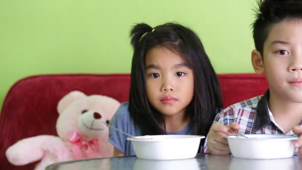 Asiatiska barn äter en iskräm i relaxtid . — Stockvideo