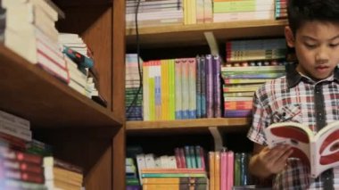 Asyalı çocuk evde kitap okuma