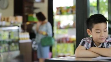 Oğlu ile Asyalı anne Birlikte Kitap Okuma .