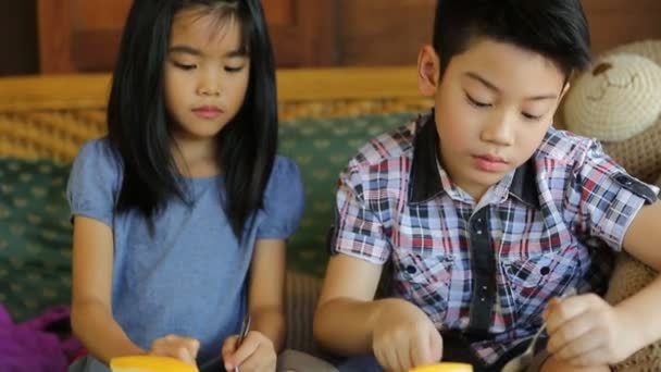 Happy asian child enjoy eating cake together — Stock Video