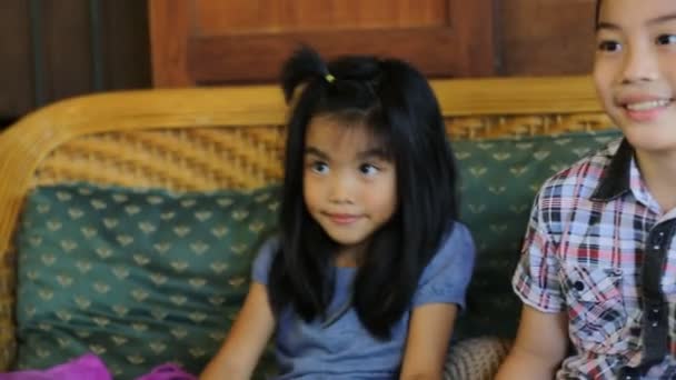 아시아의 아이, 행복 한 아시아 소년과 소녀는 카메라를 보고 미소의 초상화. 시퀀스 — 비디오