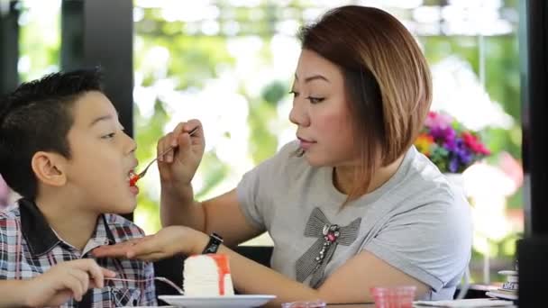 Счастливая азиатская семья ест торт вместе со счастливым лицом — стоковое видео