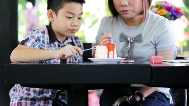 Heureux asiatique famille manger gâteau avec heureux visage — Video