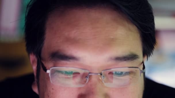 Close up de asiático homem em seu laptop olhar algo na tela — Vídeo de Stock