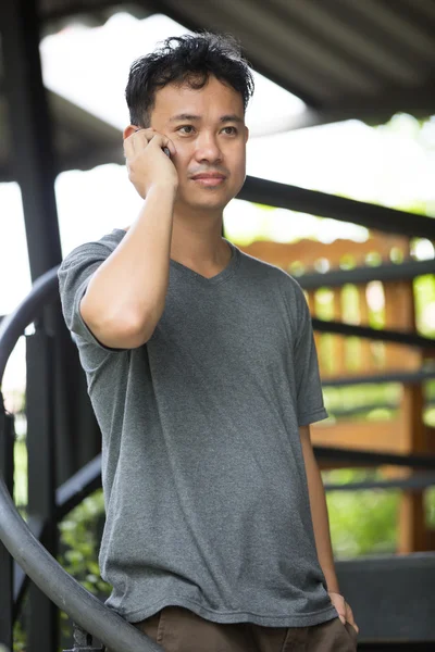 Asiático hombre hablando en un móvil teléfono —  Fotos de Stock