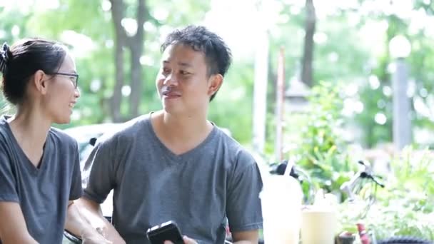 Счастливый азиатский мужчина с девушкой друг с помощью мобильного телефона вместе, являются селфи — стоковое видео