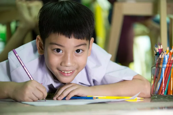 Heureux asiatique garçon peinture et dessin à la maison — Photo