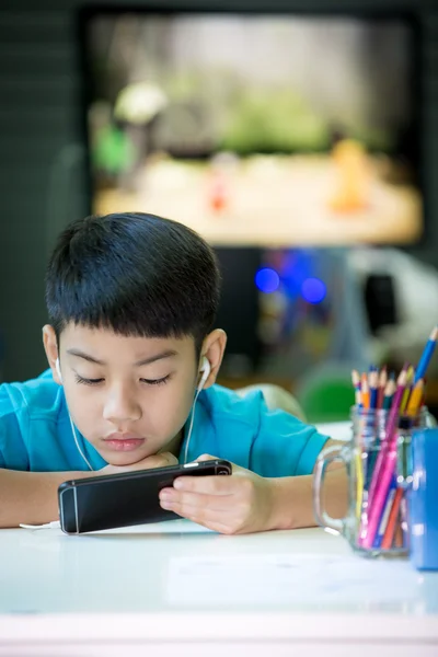 Gelukkig Aziatisch usins mobiele telefoon thuis — Stockfoto