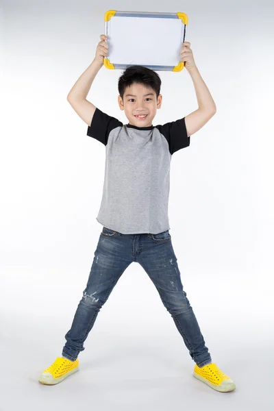 Asijské boy je úsměv s prázdnou bílou tabuli a hledá cam — Stock fotografie