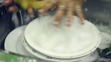 Erkek bulaşık yıkar