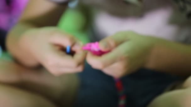 Asiatique enfant tourne bracelet caoutchouc bande métier 