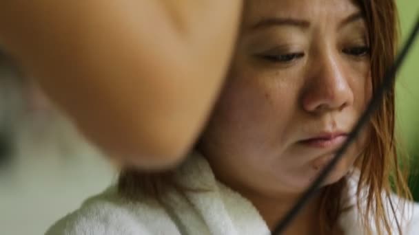 Asiática mujer en el salón de belleza consiguiendo un ventilador — Vídeo de stock