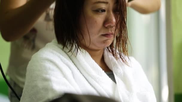 Femme asiatique au salon de beauté obtenir un ventilateur — Video