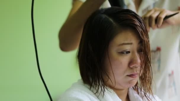 Азиатка в салоне красоты покупает воздуходувку — стоковое видео