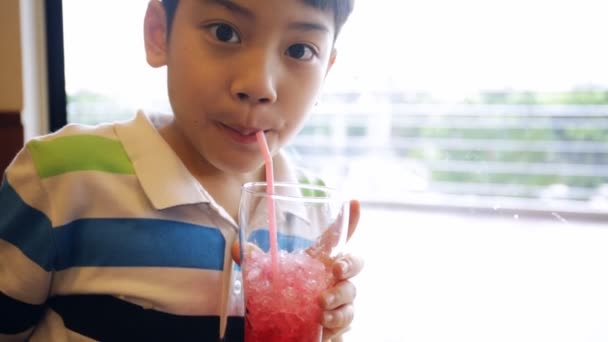 Αγόρι πόσιμο κόκκινο νερό μετά το γεύμα — Αρχείο Βίντεο