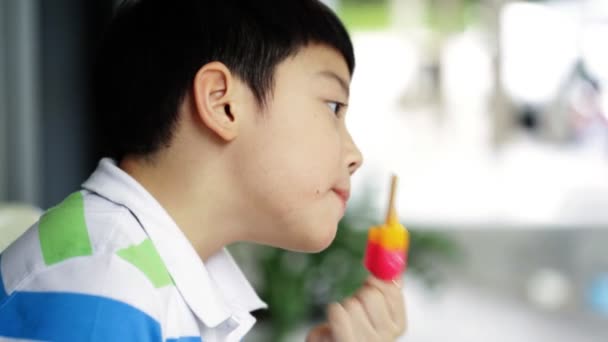 Asiático niño disfrutar con arco iris helado  . — Vídeo de stock