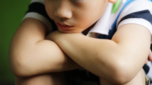 Smutek dziecko azjatyckie siedzieć i przygnębiony, Tilt do kamery — Wideo stockowe