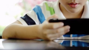 Asyalı çocuk dijital cep telefonu evde kullanma