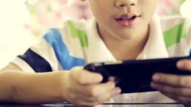 Asyalı çocuk dijital cep telefonu evde kullanma