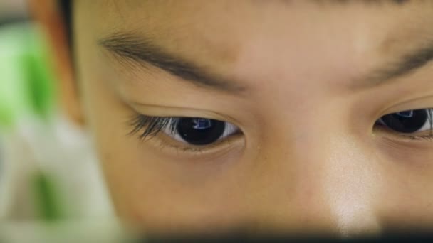 디지털 휴대 전화를 사용 하 여 아시아 어린이의 클로즈업 — 비디오
