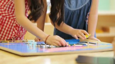 Güney Doğu Asya oyun Yapboz için bir coğrafi harita üzerinde küçük Asyalı kız