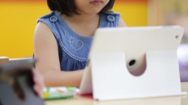 Bir bilgisayar tablet ile oynayan küçük Asya çocuk .