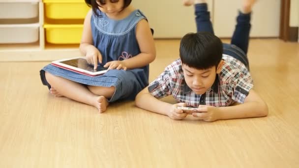 Bir bilgisayar tableti ile birlikte oynayan Küçük Asyalı çocuk grubu . — Stok video