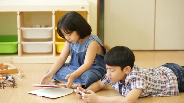 Grupo de niños asiáticos jugando juntos con una tableta de computadora  . — Vídeos de Stock