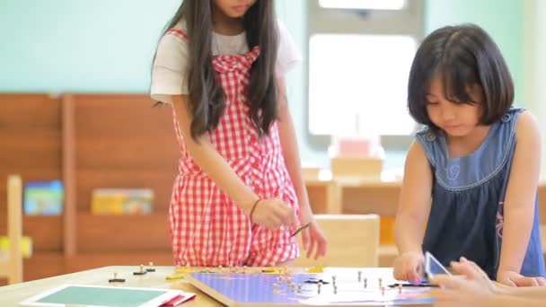 Little asian girl looking South east asia for play jigsaw on a geographical map — Stock Video