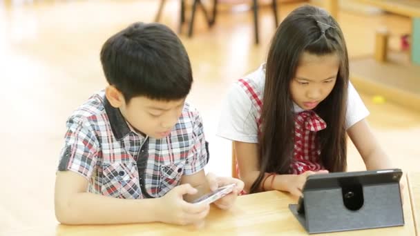 Gruppe kleiner asiatischer Kinder spielt zusammen mit einem Computer-Tablet . — Stockvideo